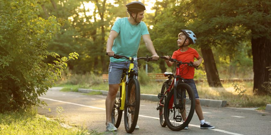 Vater und Sohn fahren Rad