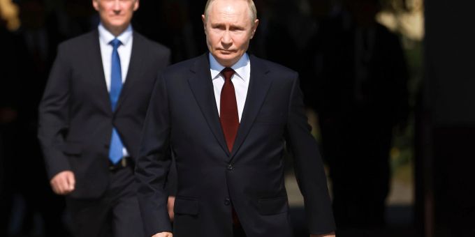 Vor allem mit Geld will Kremlchef Wladimir Putin mehr Freiwillige für seinen Angriffskrieg gegen die Ukraine gewinnen, um auf eine neue Zwangsrekrutierung im Zuge einer weiteren Mobilmachung zu verzichten. (Archivbild) Wladimir Putin