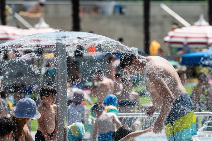 Bei vielen Badegästen, ist es nicht immer leicht, die Qualitätsstandards zu sichern. (Symbolbild) Menschen Freibad Bäderbetrieb