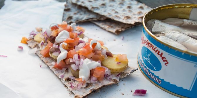 Surströmming mit Knäckebrot.