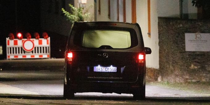 Der geborgene Tote wurde in einem Leichenwagen vom Unglücksort transportiert. Der geborgene Tote wurde in einem Leichenwagen vom Unglücksort transportiert.