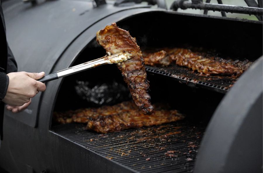 Ein beliebter Streitpunkt: der Grill. Hier ein Smoker in Aktion.