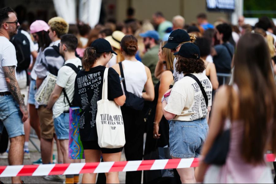 Die drei Konzerte mussten jedoch wegen Terrorgefahr abgesagt werden.