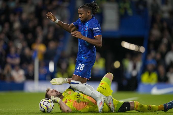 Jeremy Frick (Servette) foult Christopher Nknunku (Chelsea). Servette Chelsea Frick Nkunku