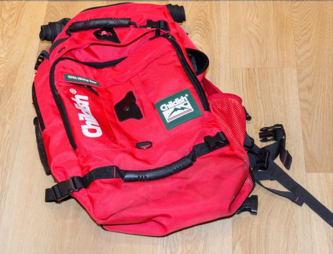 Die Täterschaft hat den auffälligen, roten Rucksack im Tatobjekt zurückgelassen. Roter Rucksack