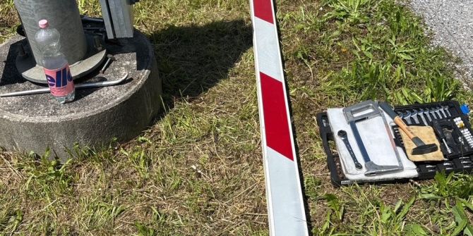 Lastwagen Bahnschranke