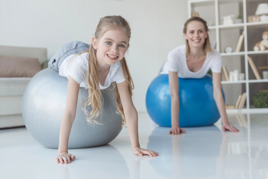 mama und tochter beim sport