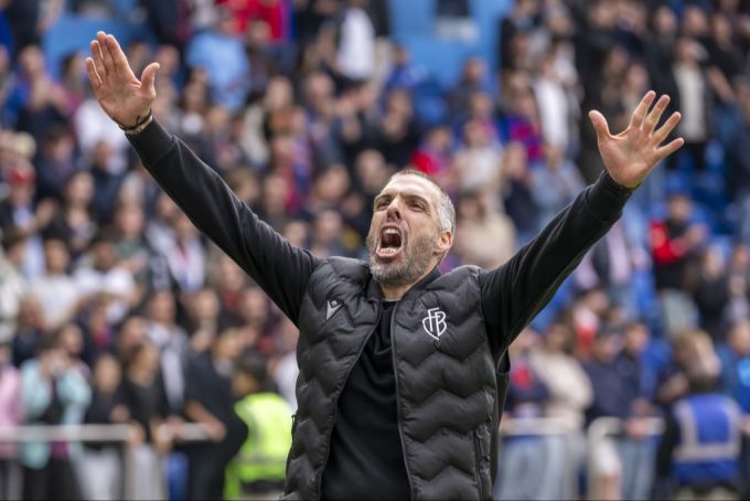Den Sieg über Lausanne-Sport im Cup feierte Fabio Celestini nach Abpfiff ausgiebig vor der Muttenzerkurve. fc basel