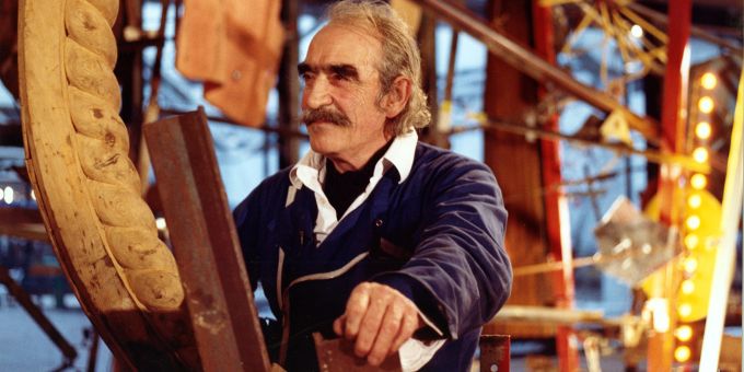 Jean Tinguely vor «Dernière Collaboration avec Yves Klein» (1988). Jean Tinguely
