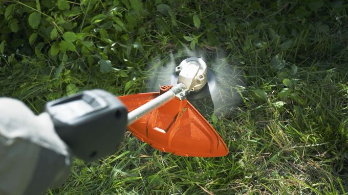 Gartengeräte wie Fadenmäher und Elektrosensen stellen für einheimische Igel eine tödliche Gefahr dar. Verein pro Igel