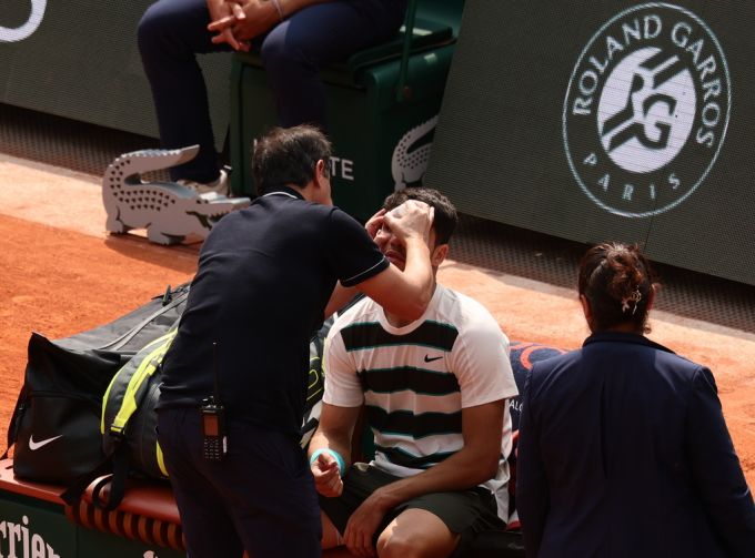 Ungünstig: Carlos Alcaraz fliegt im Final der French Open etwas ins Auge. French Open