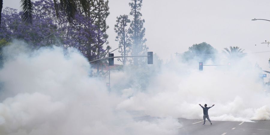 Die Sicherheitskräfte setzten unter anderem Tränengas ein, um die Demonstranten zurückzudrängen.