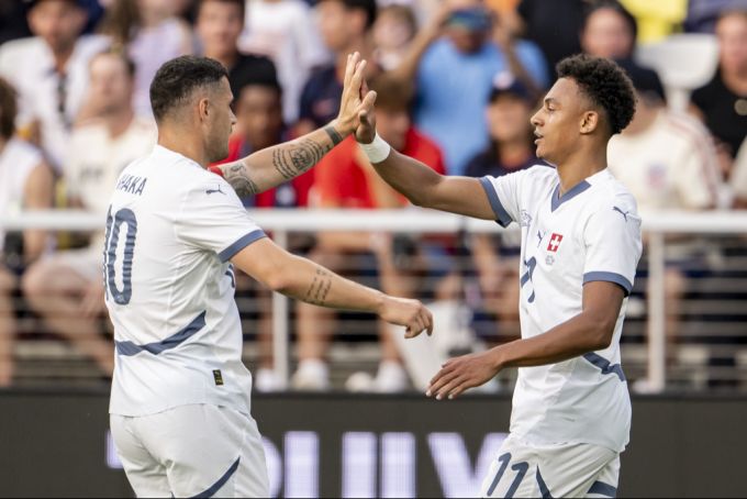 Dan Ndoye und Granit Xhaka feiern das 1:0 der Schweizer Nati gegen die USA. Schweizer Nati