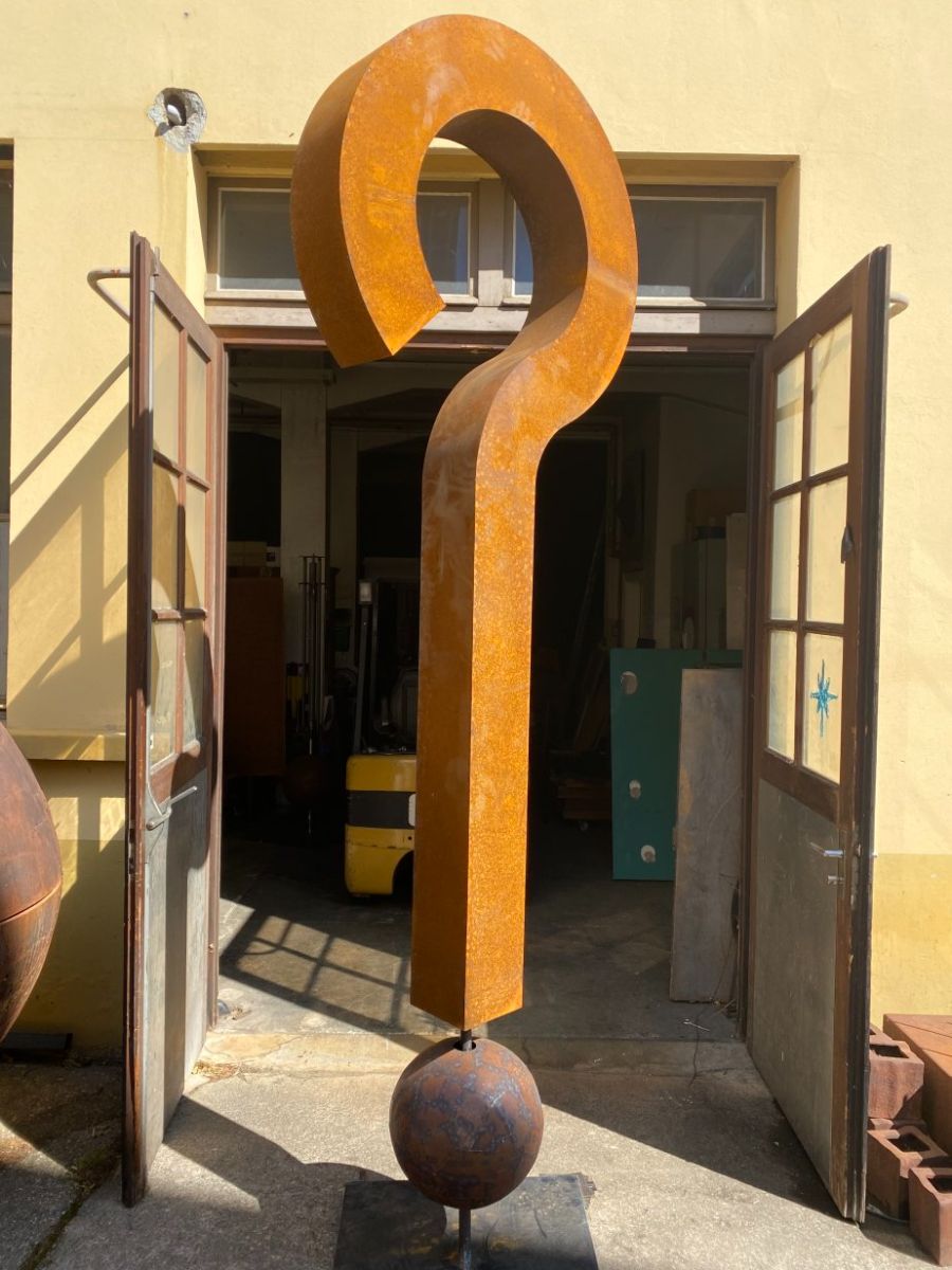 Fragezeichen Metall Installation Skulptur