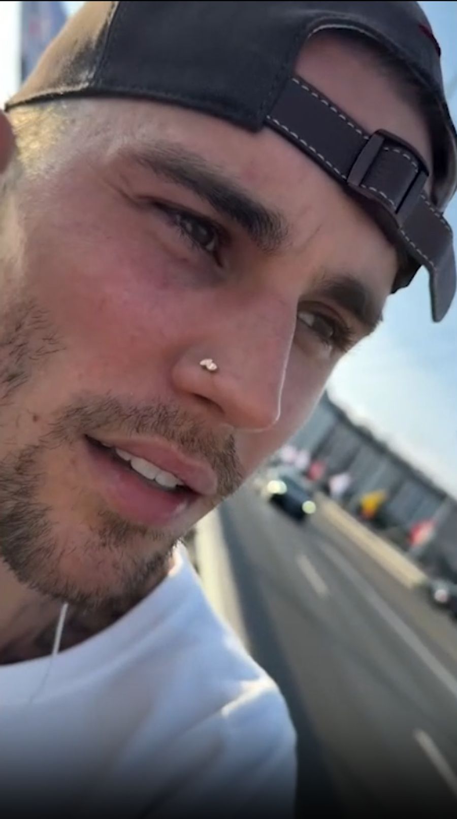 Justin Bieber radelt mit einem E-Trotti durch Genf.