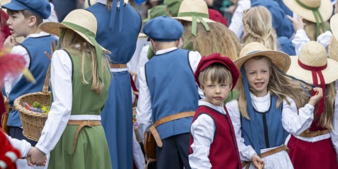 Kinder am Umzug am Tag vor dem Sechseläuten. Sechseläuten
