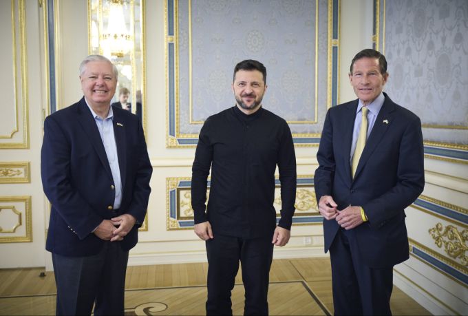 Ukraine-Präsident Wolodymyr Selenskyj traf sich in Kiew mit den US-Senatoren Graham (links) und Blumenthal (rechts). US Senators Lindsey Graham and Richard Blumenthal visit Kyiv