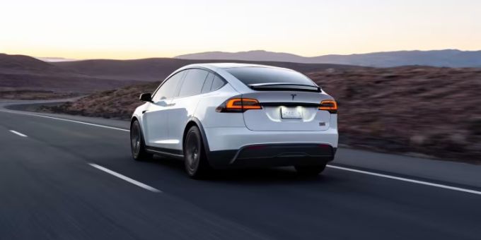 Die aerodynamische Karosserie trägt zur beachtlichen Reichweite bei und sieht futuristisch aus. Model X