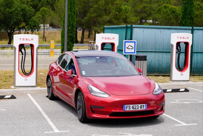 Das Tesla Model 3 überzeugt im Test gegenüber anderen E-Autos. (Symbolbild) E-Autos