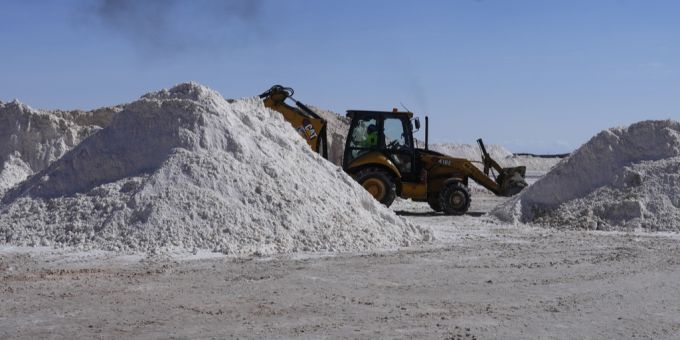 Forscher warnen, dass die hohe Nachfrage den Abbau übersteigt und Lithium knapp werden könnte. (Archivbild Lithium knapp Abbau Bolivien