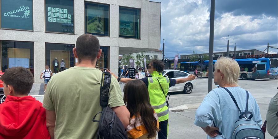 Vor dem Parkhaus in Konstanz sind am 1. August Verkehrslotsen im Einsatz.