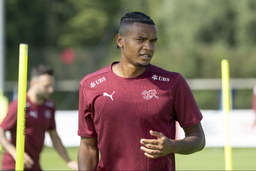 Auch die Fussball-Stars Manuel Akanji ...