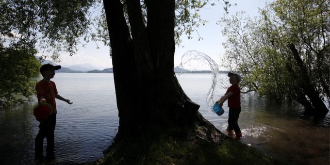 Das Zuger Seebad Brüggli ist ein beliebter Treffpunkt, um die Sonne zu geniessen. (Archivbild) Kinder am Spielen