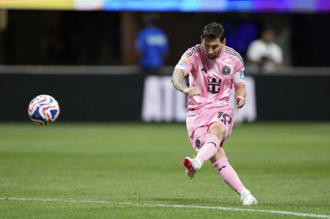 Lionel Messi erzielt an der Club-WM gegen Porto ein Freistosstor. Lionel Messi Club-WM