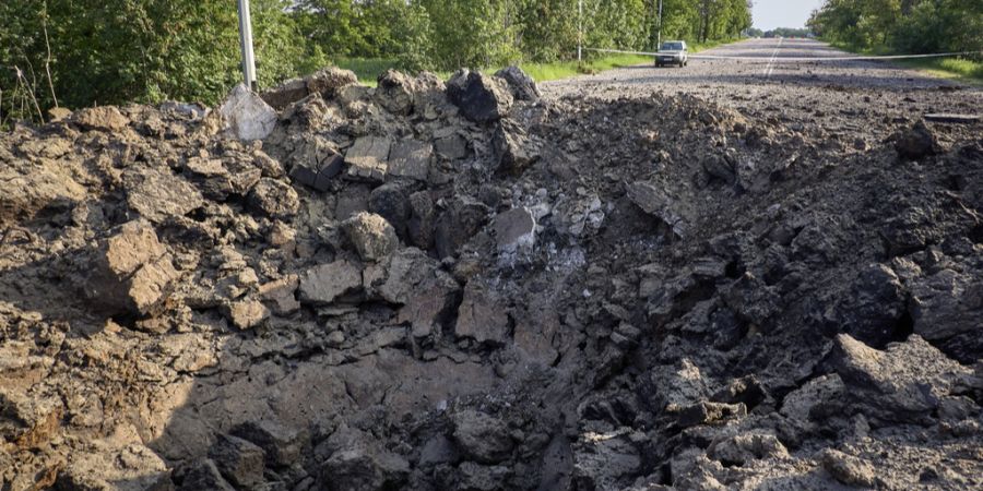 Krater Strasse Charkiw Russland