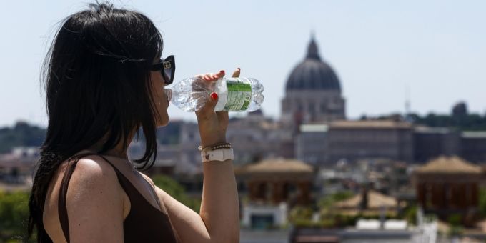 Wer derzeit in Europa unterwegs ist, der muss viel Wasser trinken. Wasser Hitzewelle