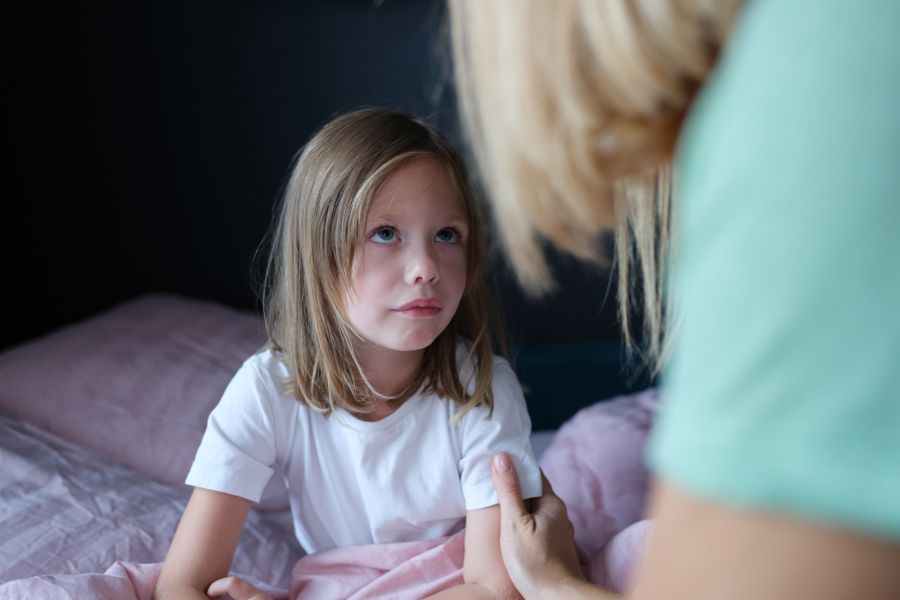 Kind hört erwachsener Person zu