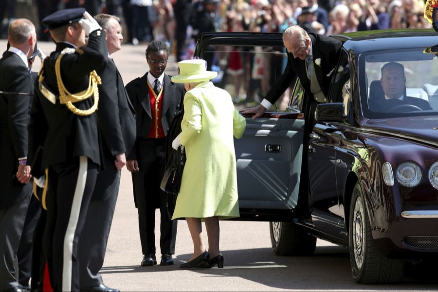 Queen Elizabeth und ihr Sohn Charles steigen vor der Hochzeitszeremonie von Harry und Meghan aus ihrem Wagen. (Archivbild)