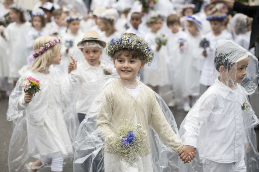 Der Umzug ist Tradition – auch regnerisches Wetter hält Teilnehmende und Besucher nicht ab. (Archivbild)