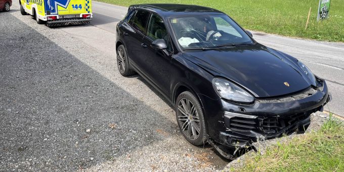 In Eichberg kollidierte ein Autofahrer mit einer Steinmauer. Selbstunfall Eichberg