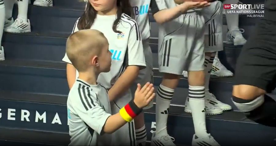 Joshua Kimmichs Sohn wartet vor dem Spiel gegen Portugal auf seinen Vater.