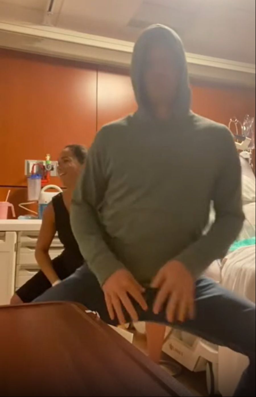 Auch Harry zeigt seine besten Tanzmoves.