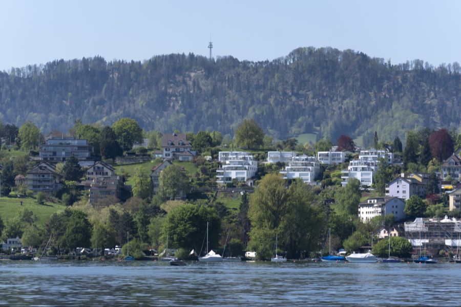 Die Preise für Immobilien in der Schweiz steigen stetig an. Hier Wollishofen ZH an der Pfnüselküste.