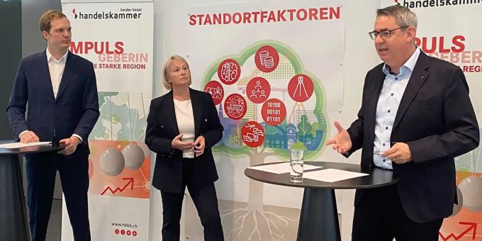 Wollen klares Signal nach Bern senden: Michael Hug, Elisabeth Schneider-Schneiter und Martin Dätwyler (v. l.). onlinereports