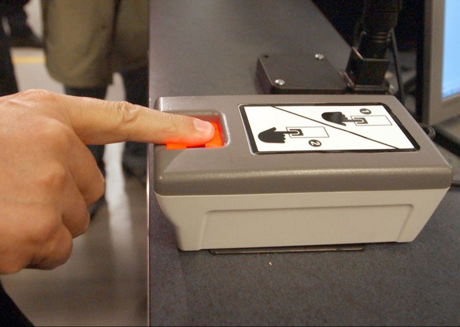 Den Fingerscan kennen alle, die bereits einmal in die USA eingeflogen sind.