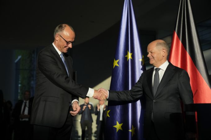 Friedrich Merz (links) hat Anfang Mai im zweiten Wahlgang das Amt des deutschen Bundeskanzlers von Olaf Scholz übernommen. Friedrich Merz Olaf Scholz