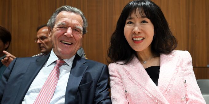 Begleitet von seiner Frau nimmt Altkanzler Schröder (r) an der Landtagssitzung in Hannover teil. gerhard schröder