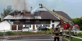 Courgevaux FR - Sechs Mieter bei Brand in Wohnhaus evakuiert