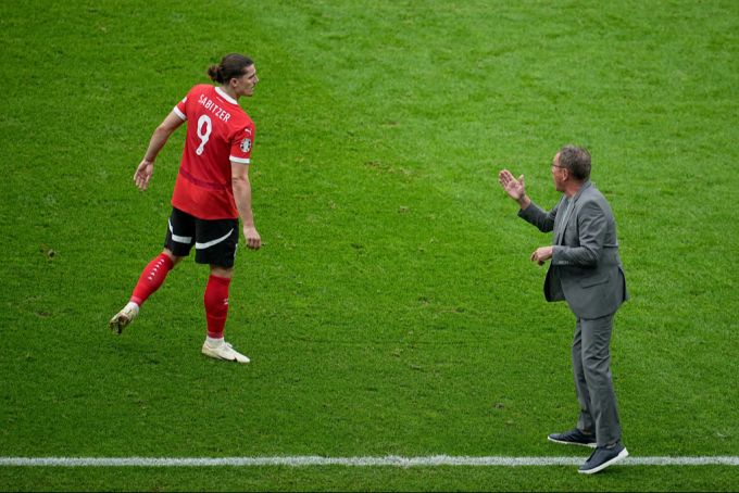 Österreichs Teamchef Ralf Rangnick an der EM 2024 mit Marcel Sabitzer. Teamchef