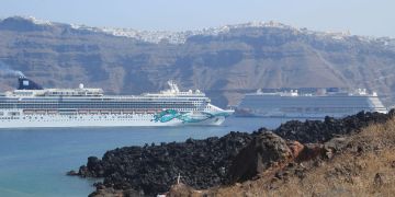 Kreuzfahrtschiffe vor Santorini