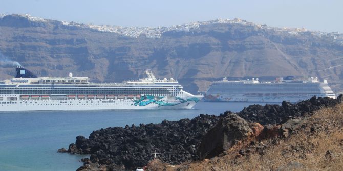Kreuzfahrtschiffe vor Santorini