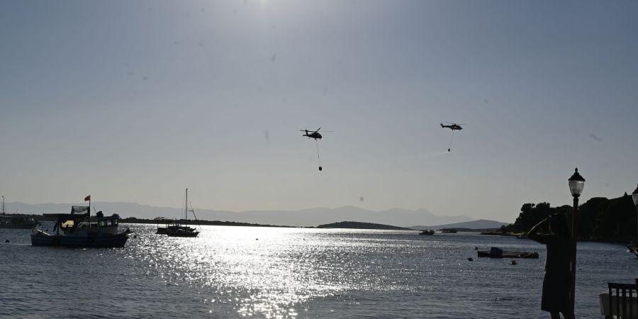 Löschhubschrauber im Einsatz.