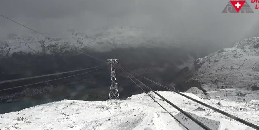 Auch im Gebiet Corvatsch bei der Mittelstation Murtèl (2698 m ü. M.) liegt Schnee.