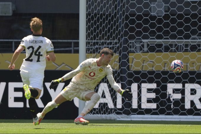 Gregor Kobel holt mit dem BVB den ersten Sieg an der Club-WM. BVB