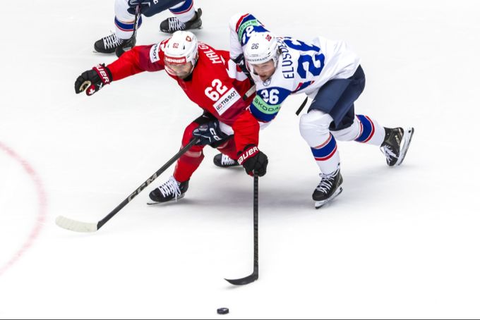 Denis Malgin im Kampf gegen Norwegen an der Hockey-WM. malgin