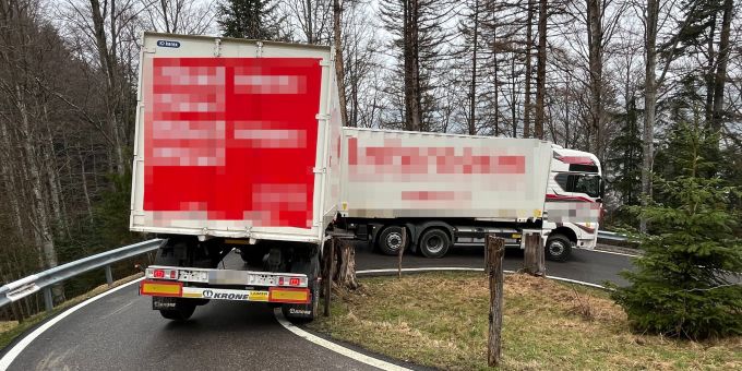 Leider kein Ausnahmefall: Ein Lastwagen mit Anhänger blockiert die Verbindungsstrasse zwischen dem Balmberg und Welschenrohr. (Foto vom 7. März 2024). Balmbergstrasse